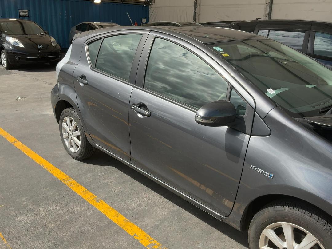 Photo '2' of Toyota Prius C