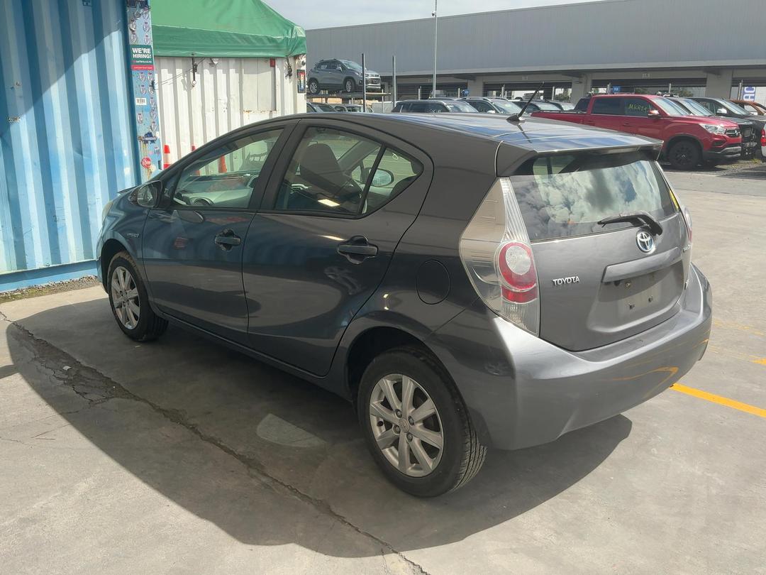 Photo '10' of Toyota Prius C