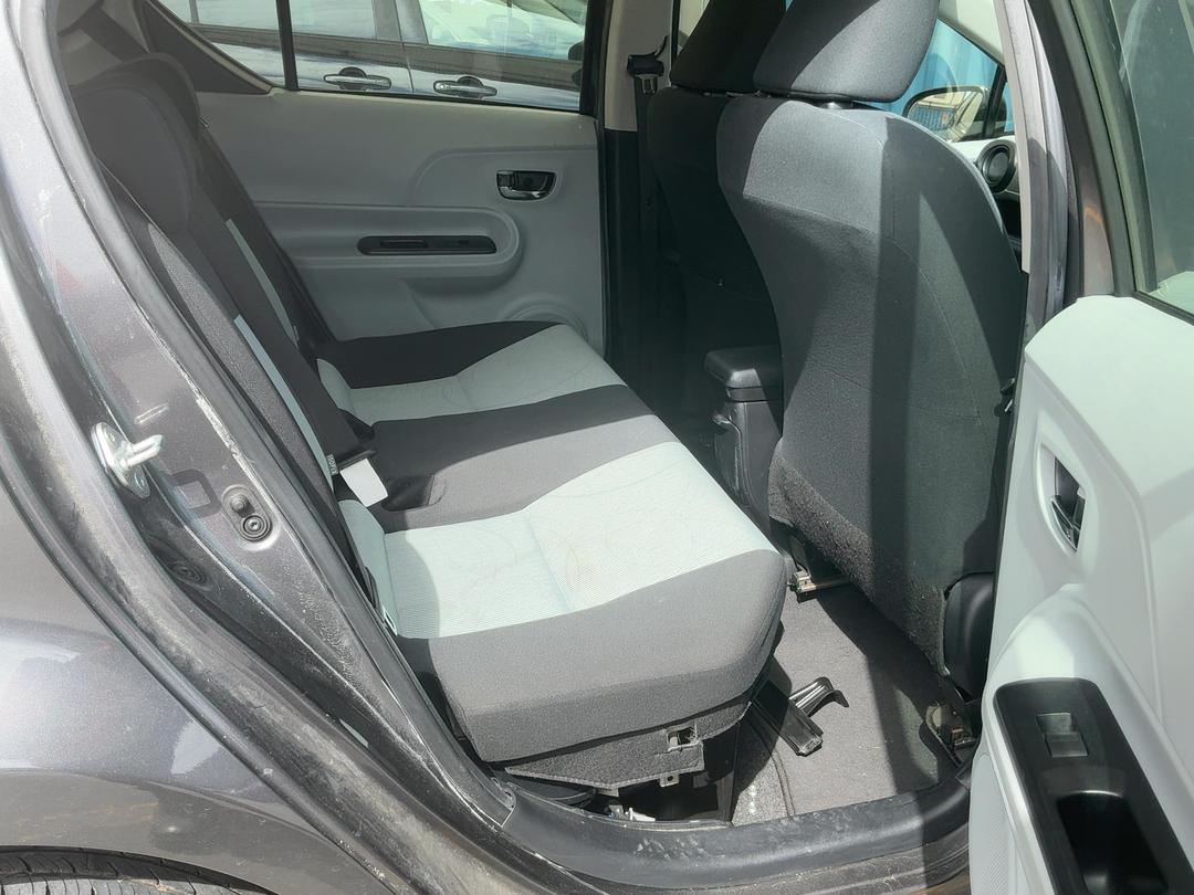 Photo '16' of Toyota Prius C