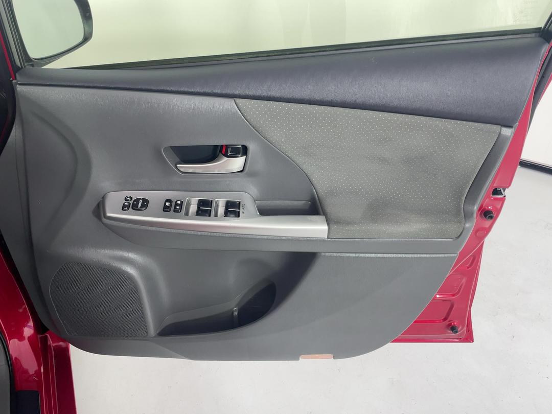 Photo '15' of Toyota Prius V
