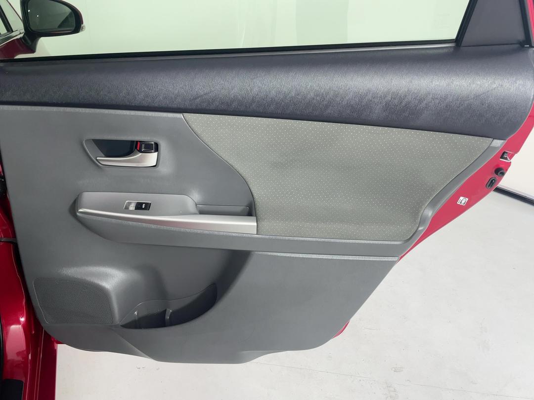 Photo '19' of Toyota Prius V