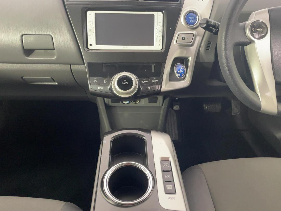 Photo '18' of Toyota Prius V
