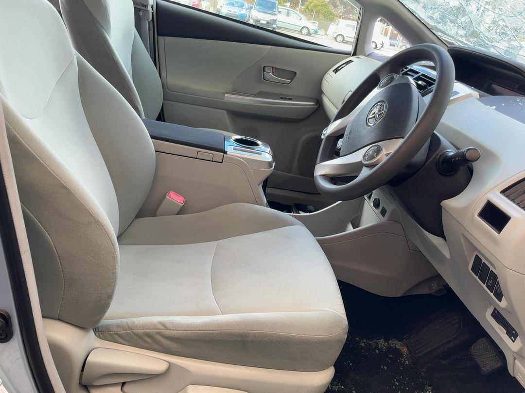Photo '14' of Toyota Prius V Prius Alpha