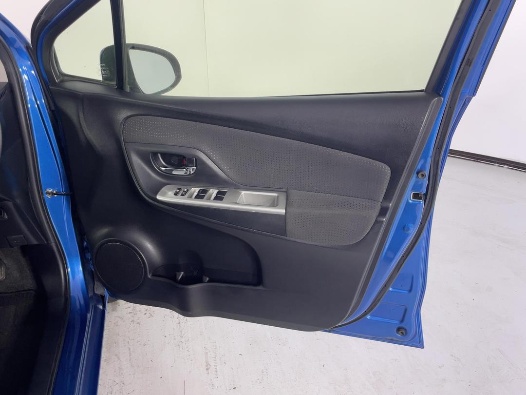 Photo '15' of Toyota Vitz