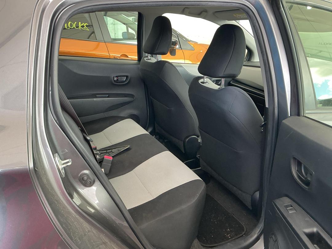 Photo '12' of Toyota Yaris