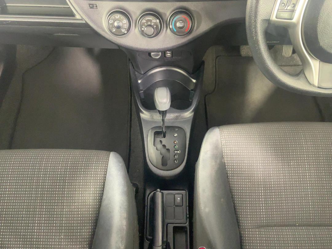 Photo '18' of Toyota Yaris