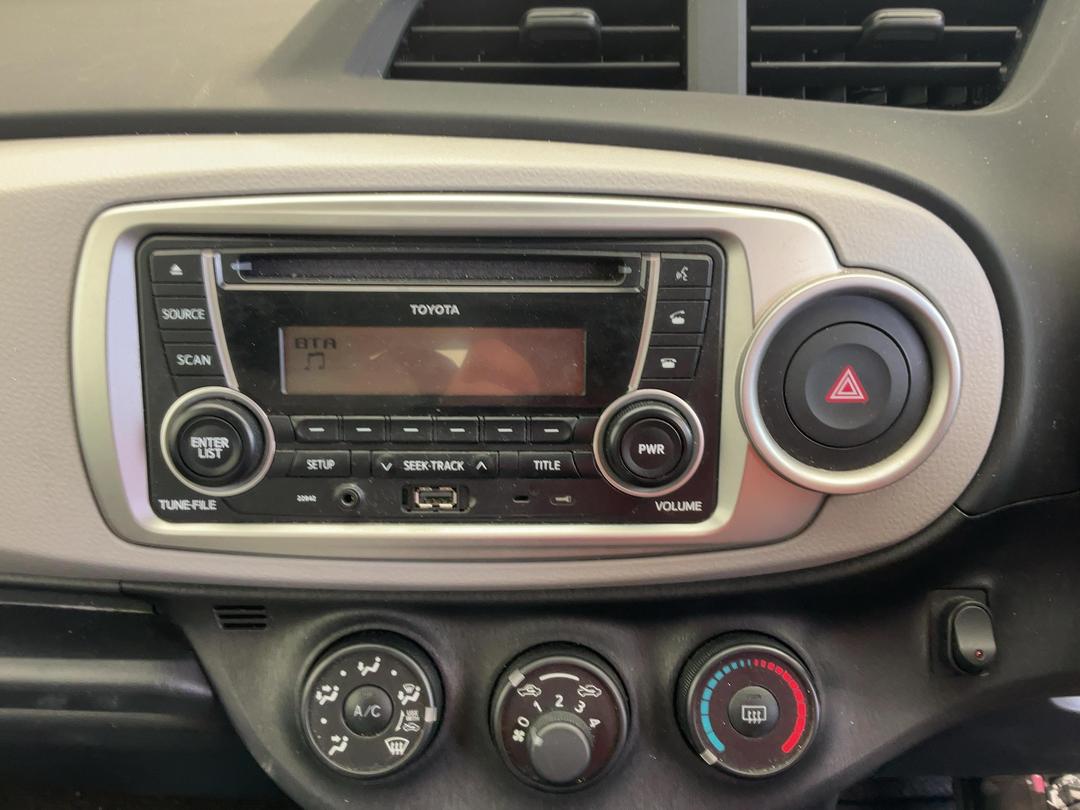 Photo '11' of Toyota Yaris YR