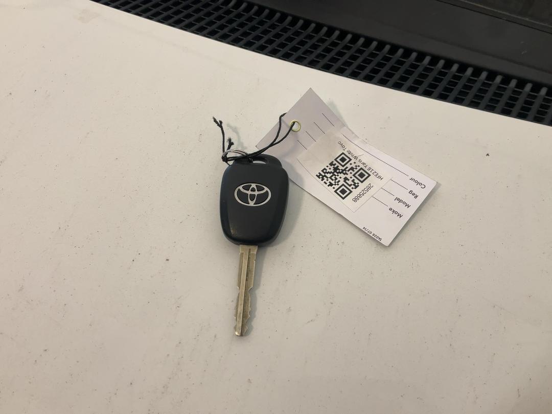 Photo '15' of Toyota Yaris YR