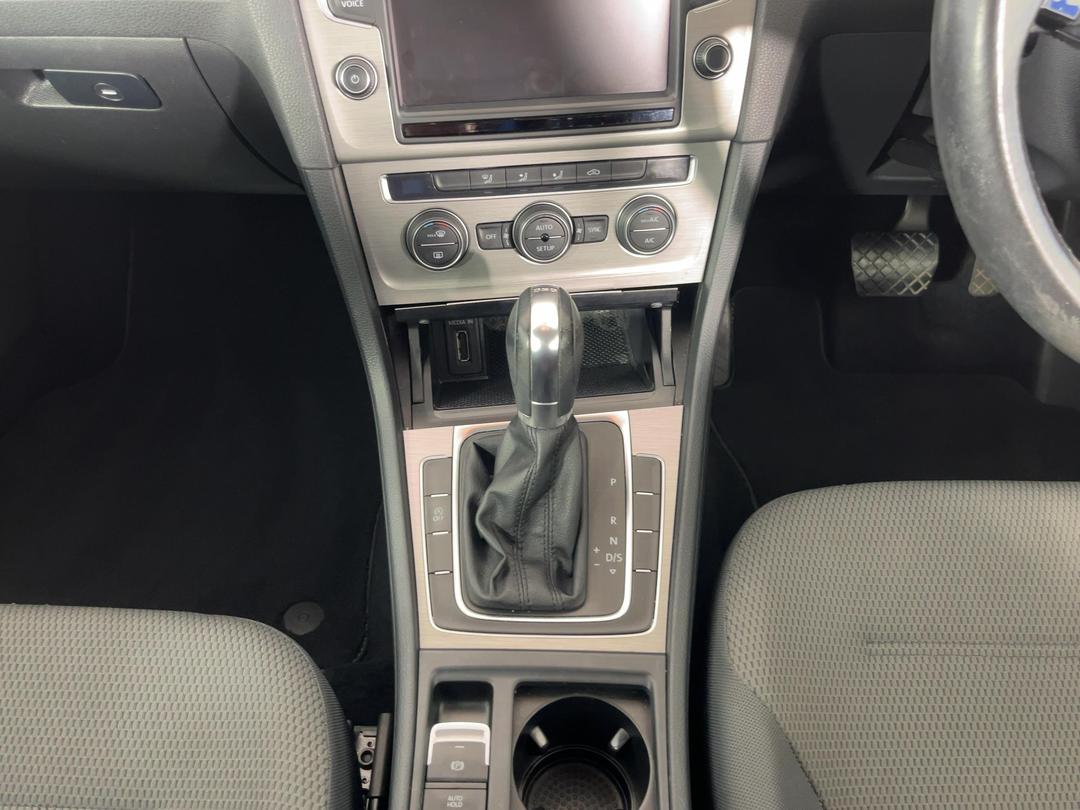 Photo '18' of Volkswagen Golf