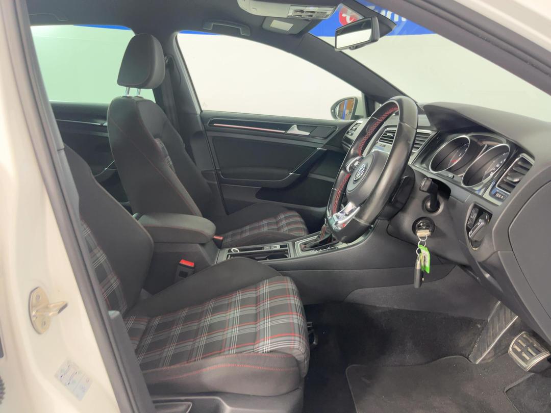 Photo '16' of Volkswagen Golf