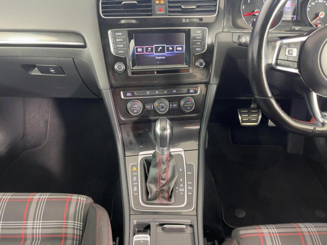 Photo '18' of Volkswagen Golf