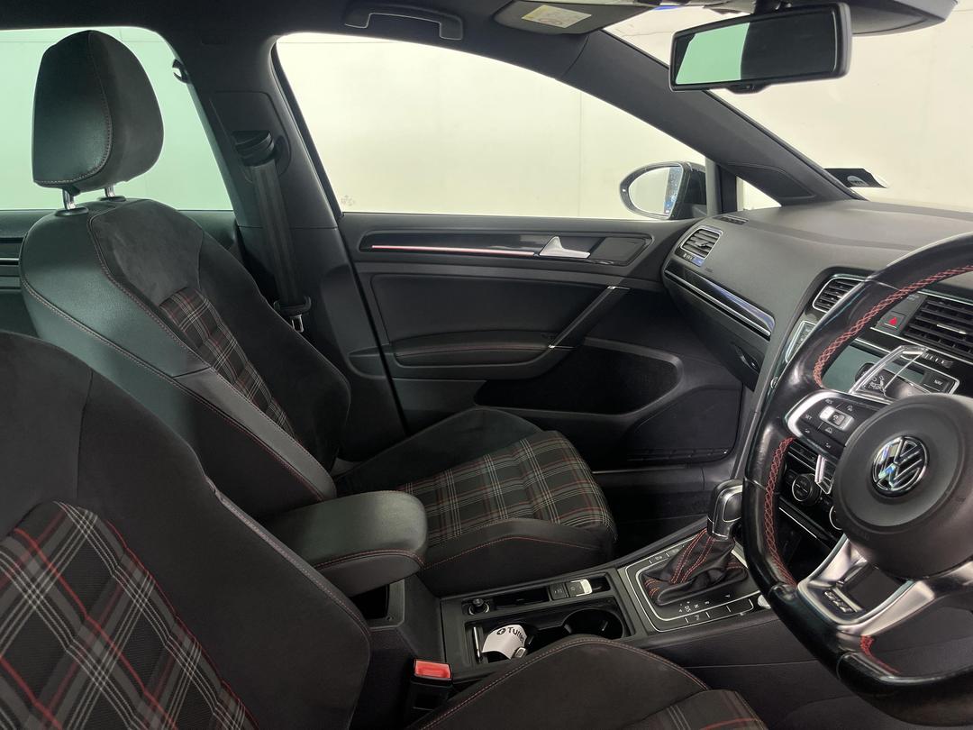 Photo '16' of Volkswagen Golf