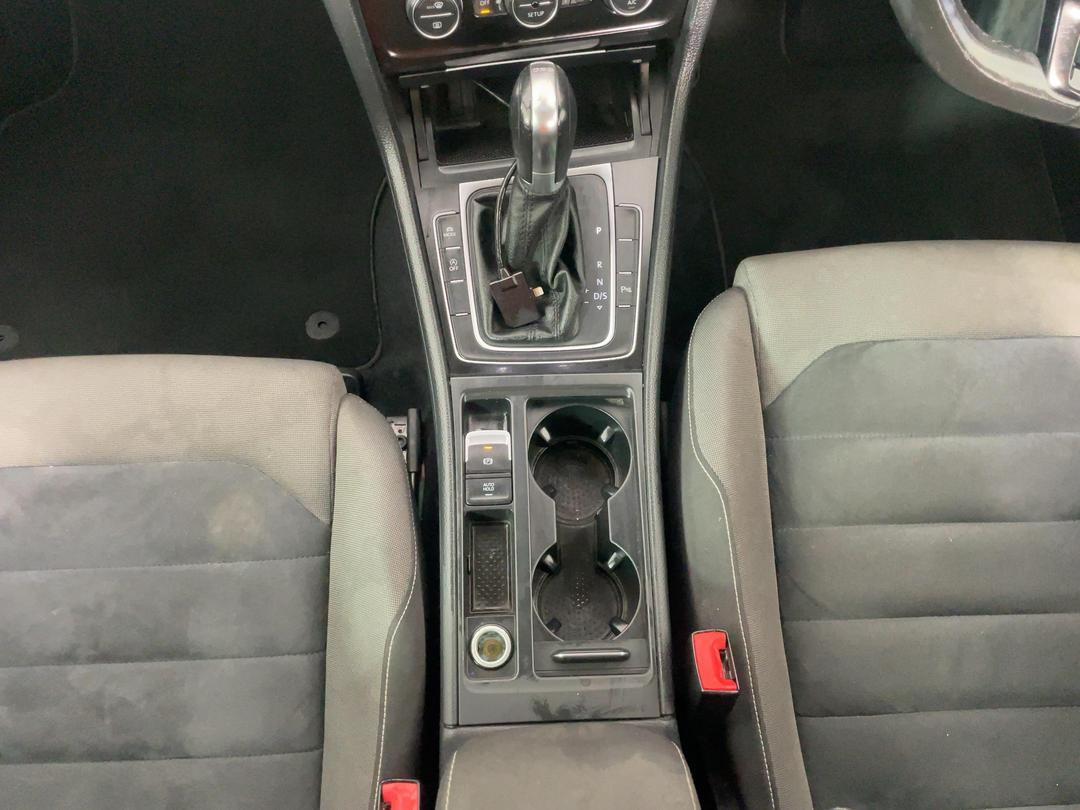 Photo '18' of Volkswagen Golf
