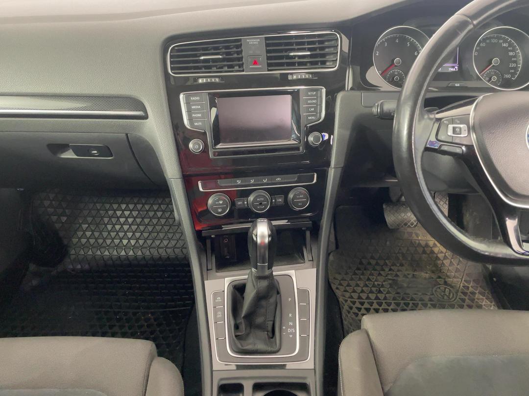 Photo '18' of Volkswagen Golf