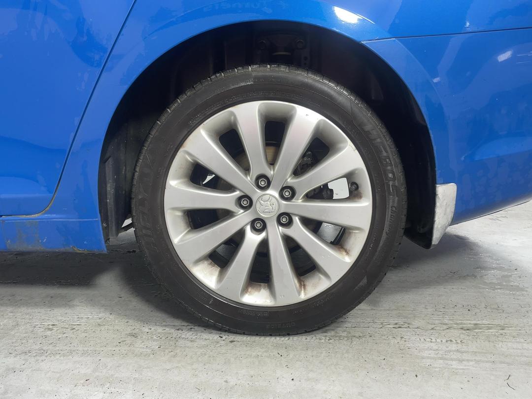 Photo '11' of Holden Cruze