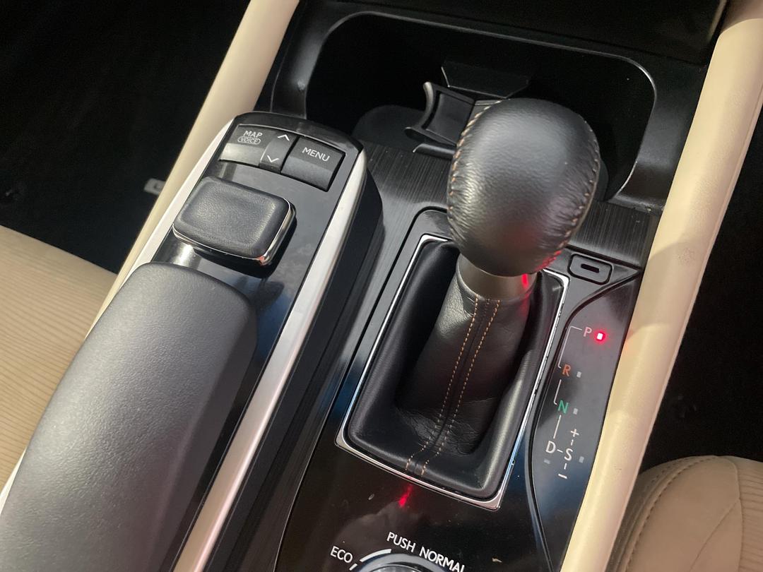 Photo '32' of Lexus GS300H