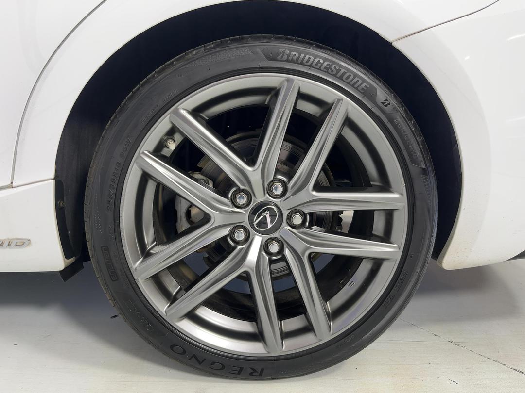 Photo '11' of Lexus IS300H