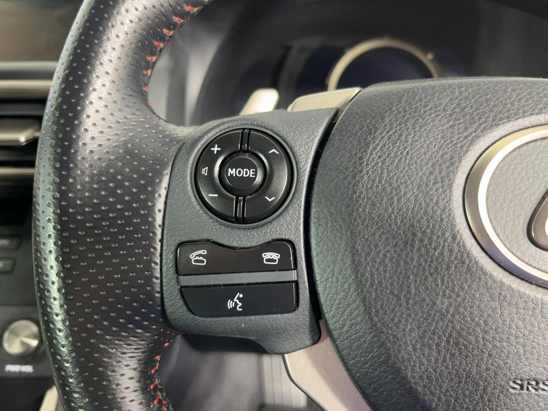 Photo '24' of Lexus IS300H