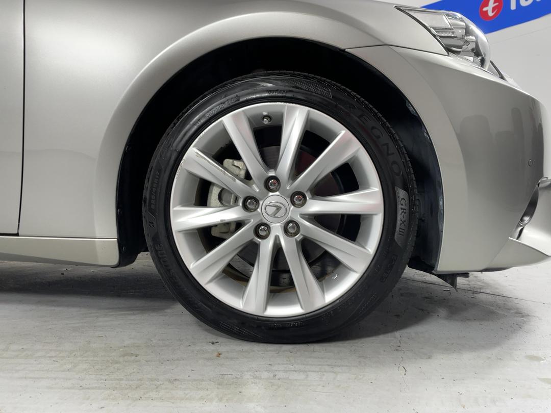 Photo '9' of Lexus IS300H