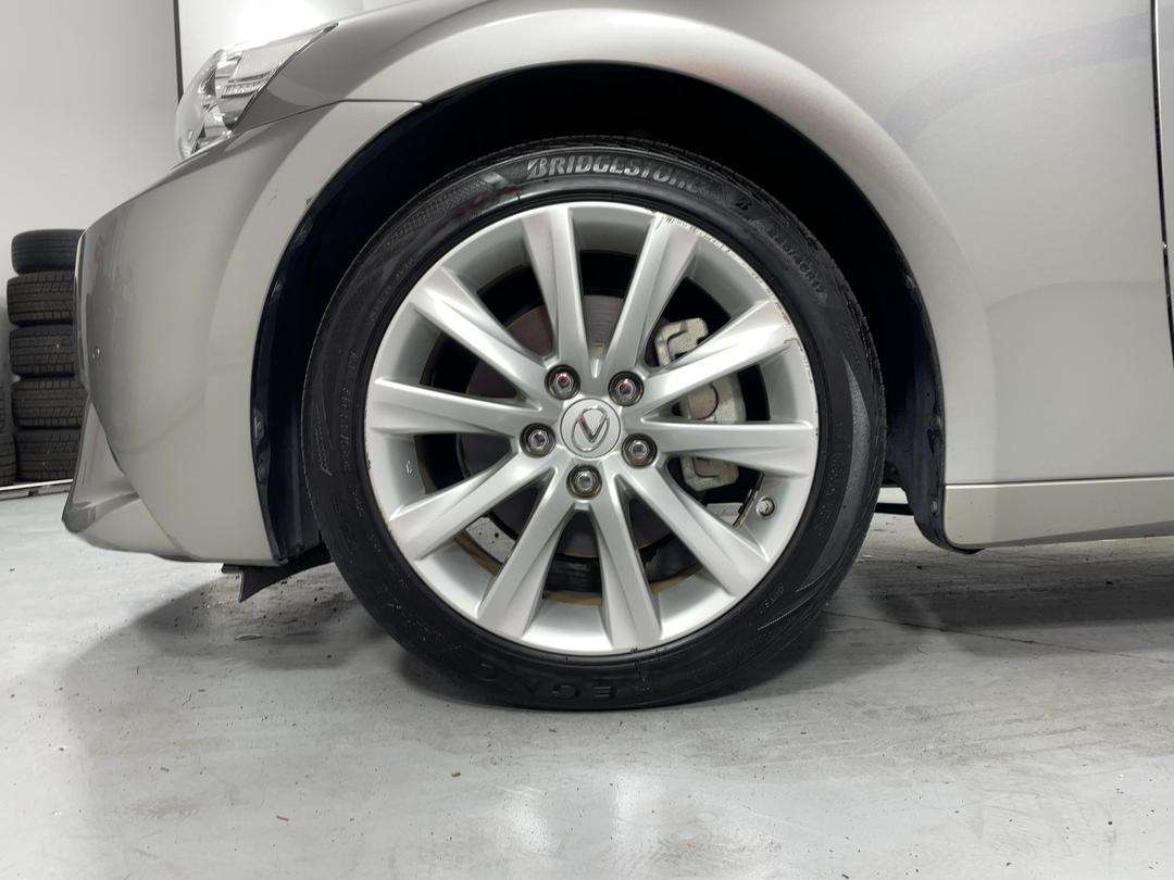 Photo '10' of Lexus IS300H