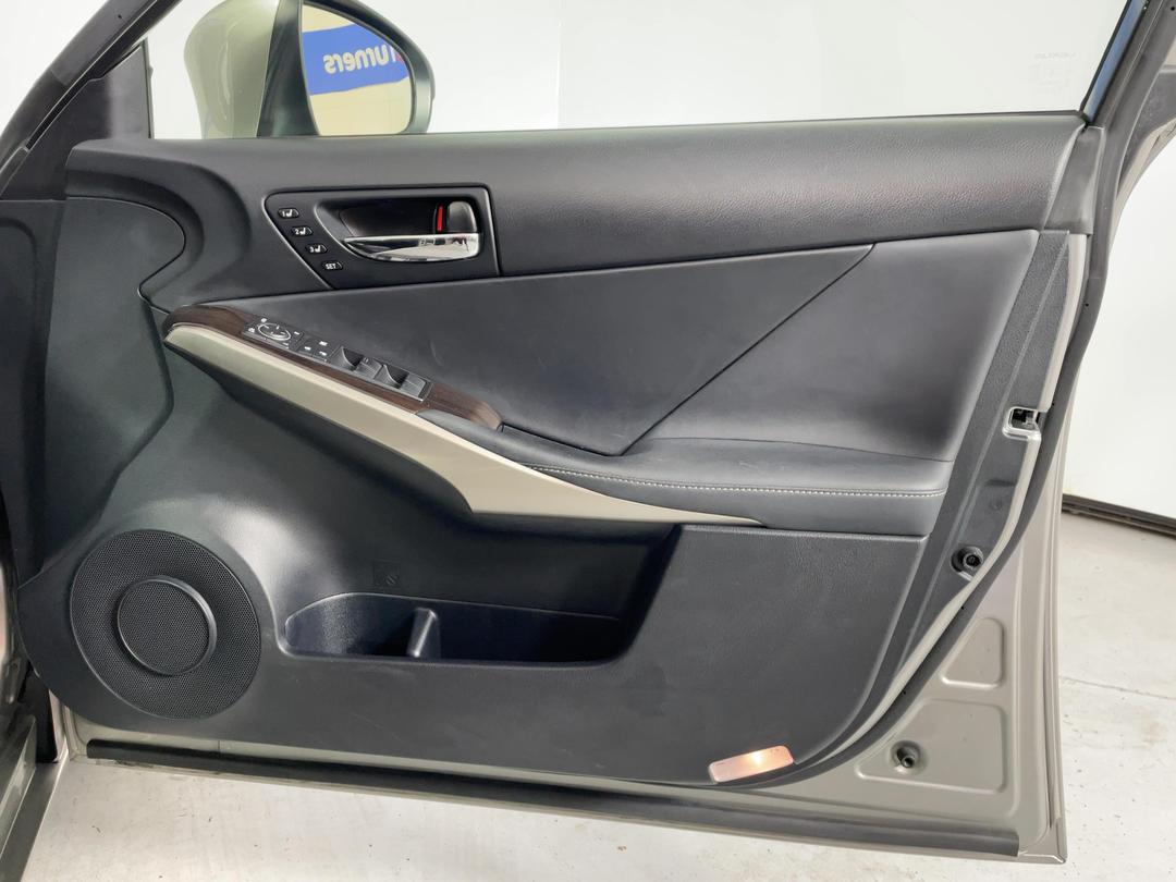Photo '15' of Lexus IS300H