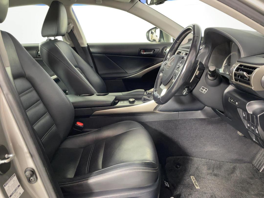 Photo '16' of Lexus IS300H