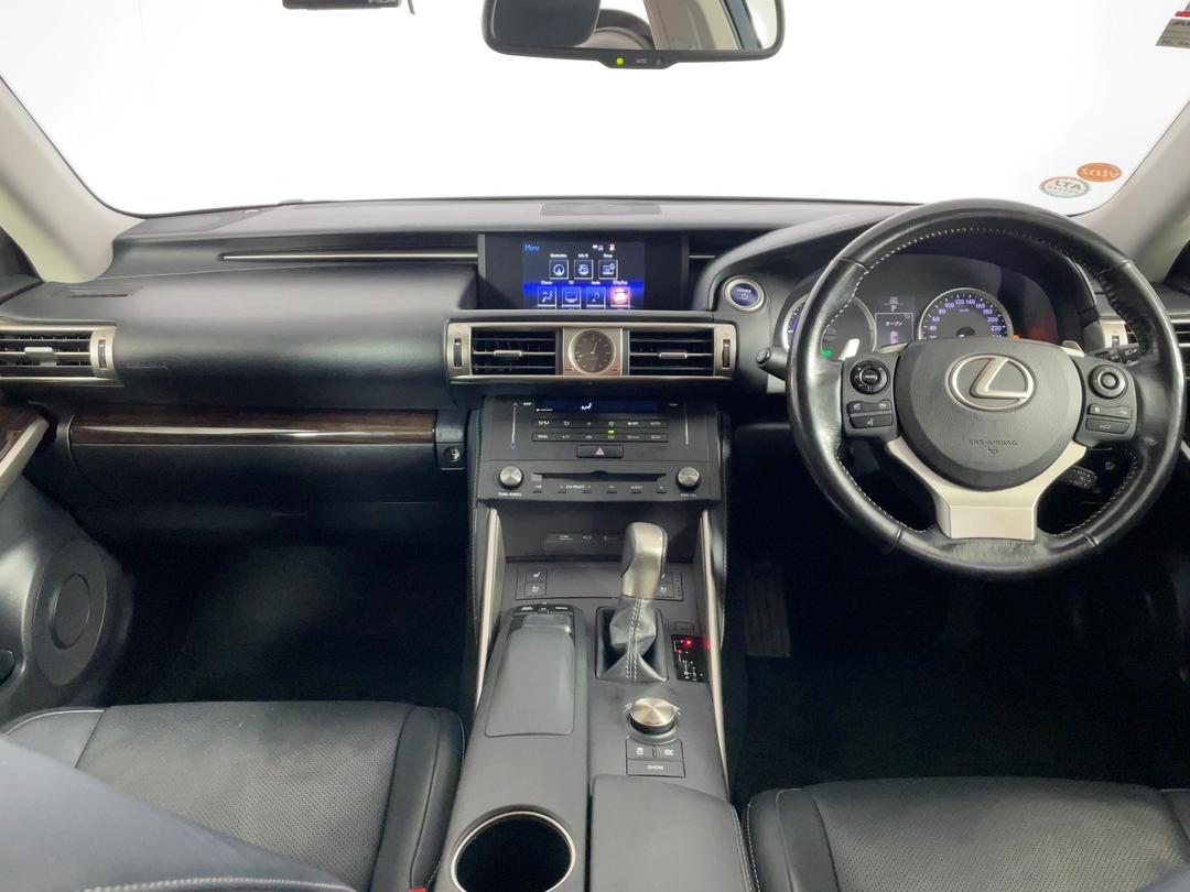 Photo '17' of Lexus IS300H