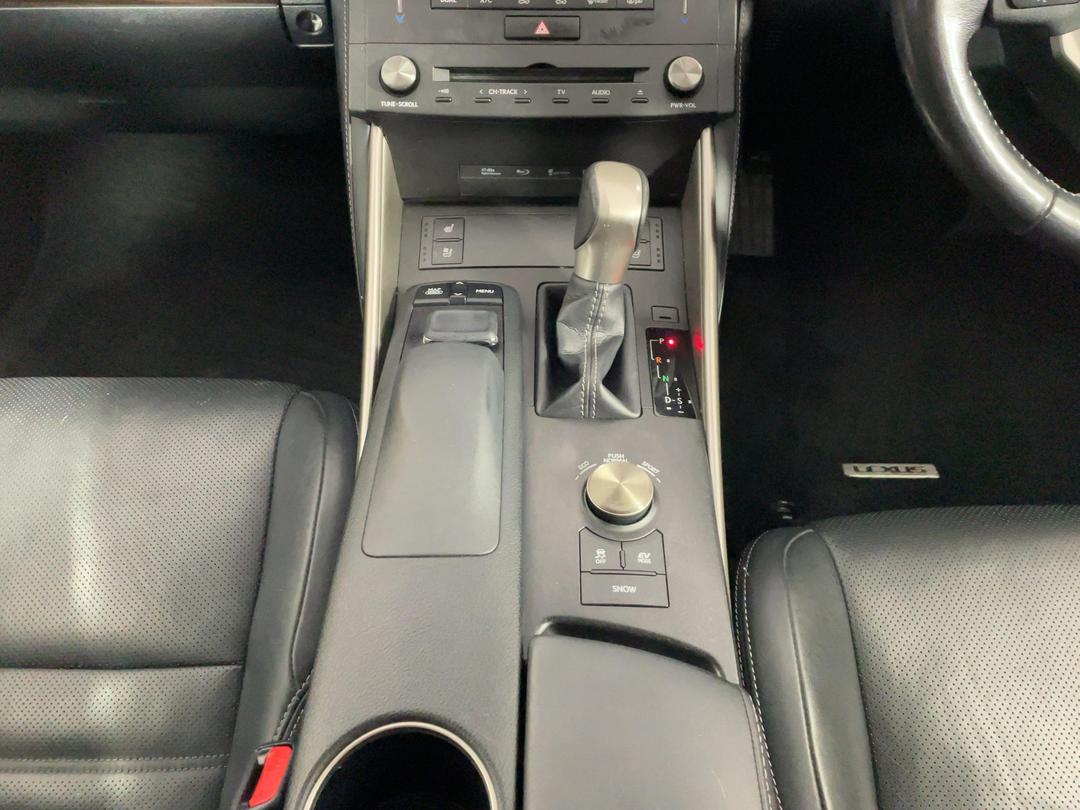 Photo '18' of Lexus IS300H
