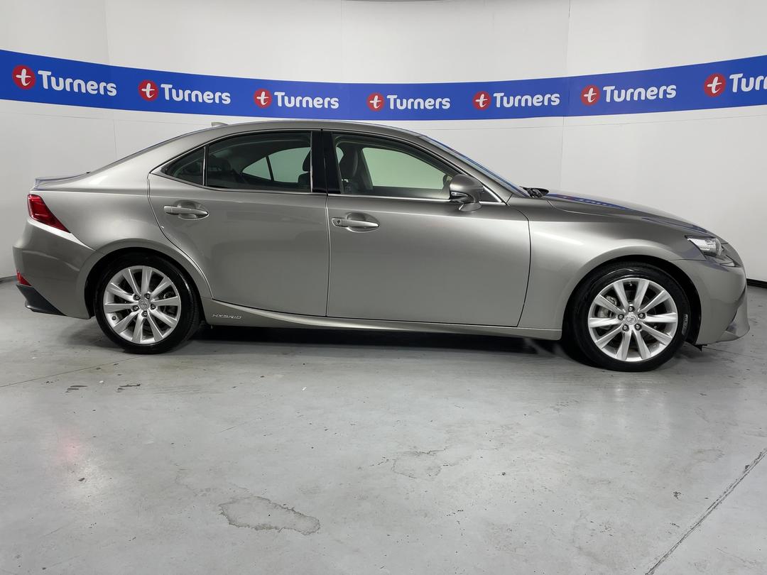 Photo '23' of Lexus IS300H