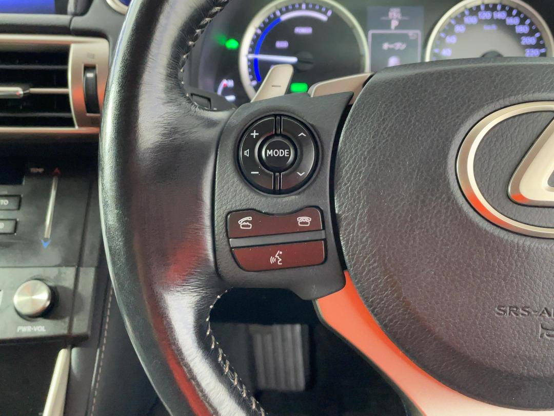 Photo '32' of Lexus IS300H