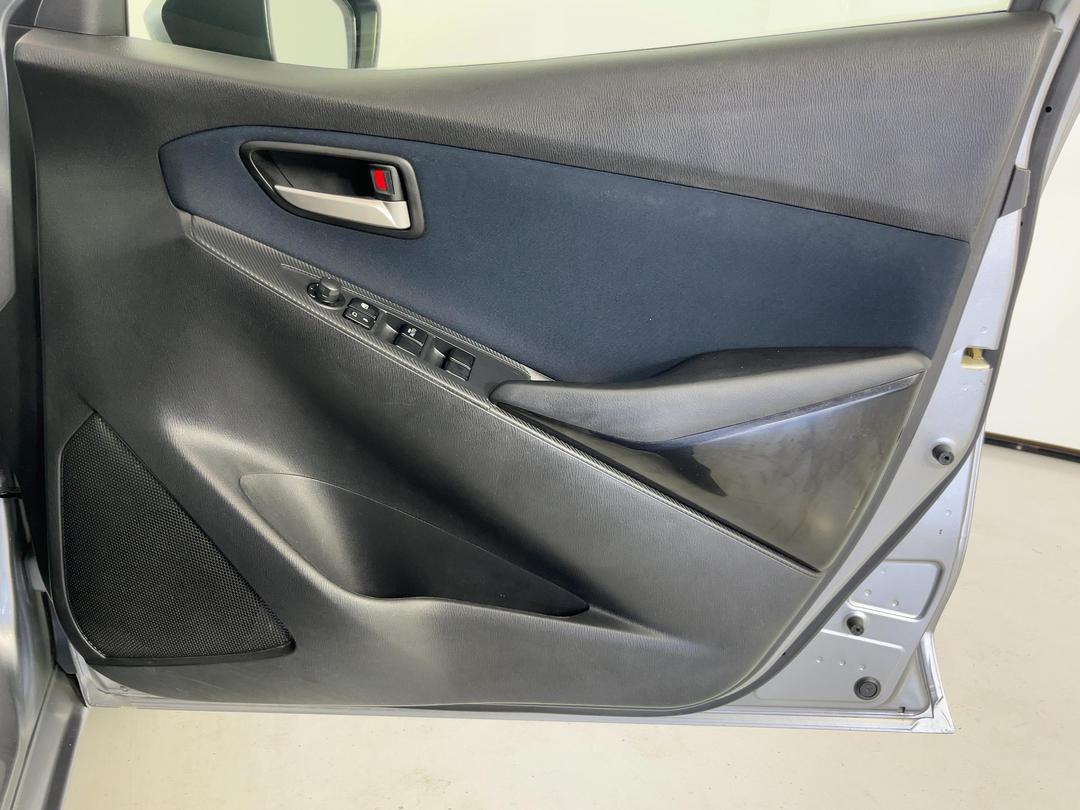 Photo '15' of Mazda Demio