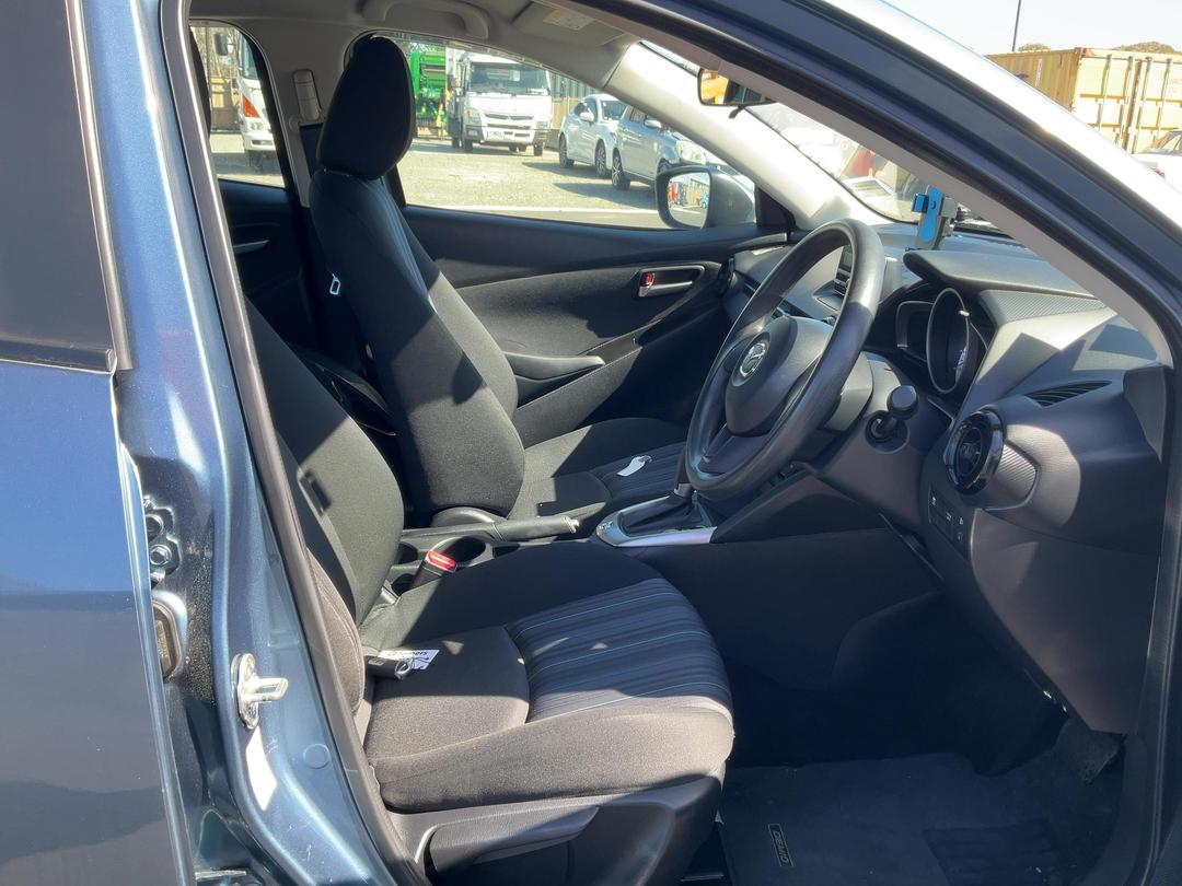 Photo '13' of Mazda Demio
