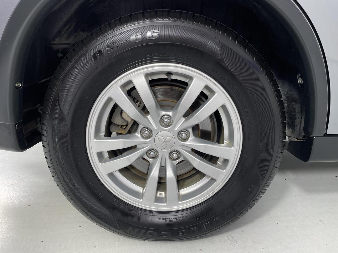 Photo '12' of Mitsubishi Outlander