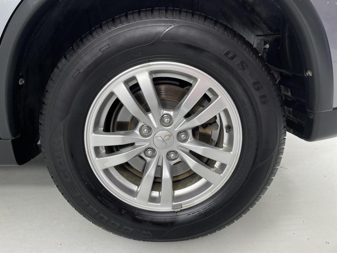 Photo '11' of Mitsubishi Outlander