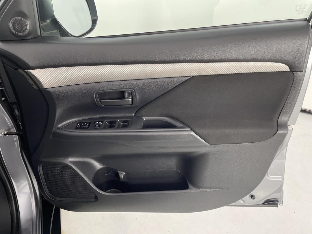 Photo '15' of Mitsubishi Outlander