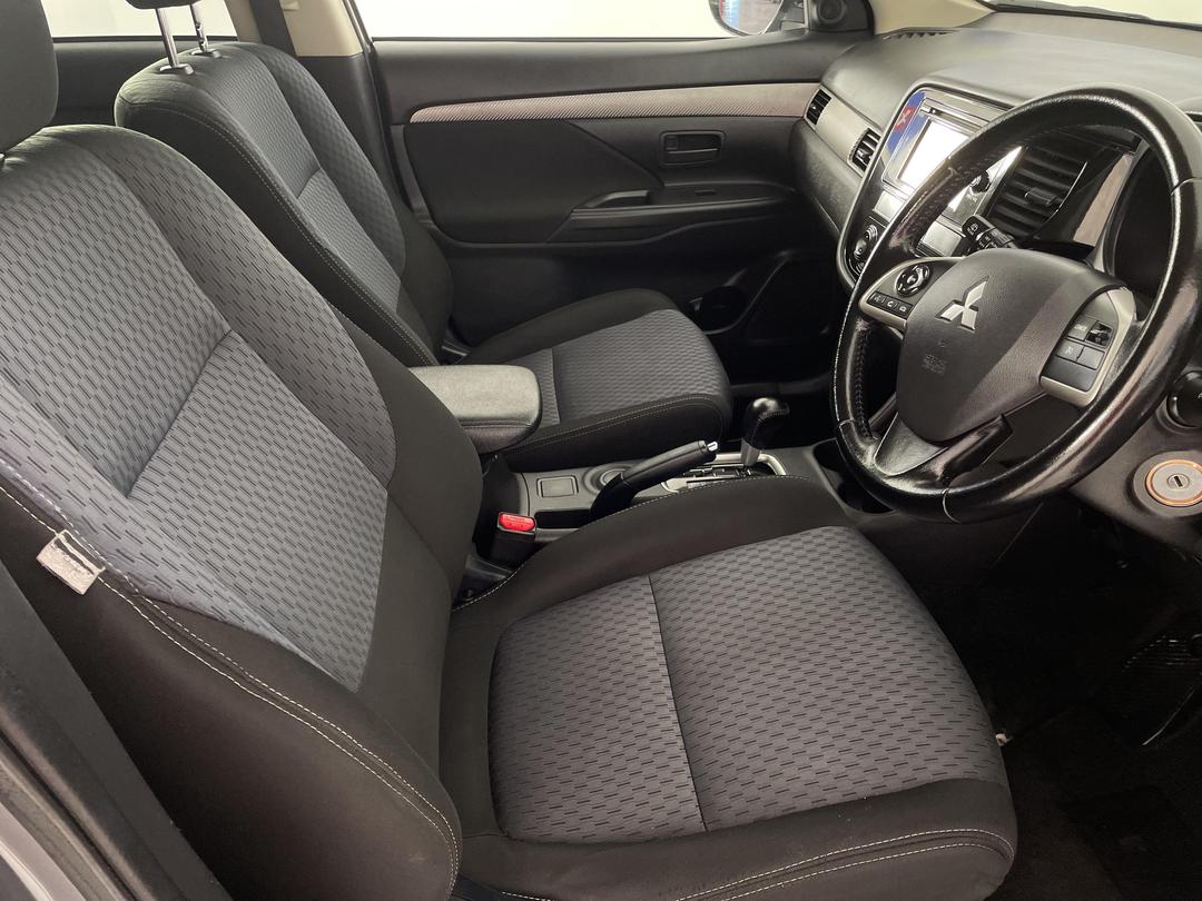 Photo '16' of Mitsubishi Outlander