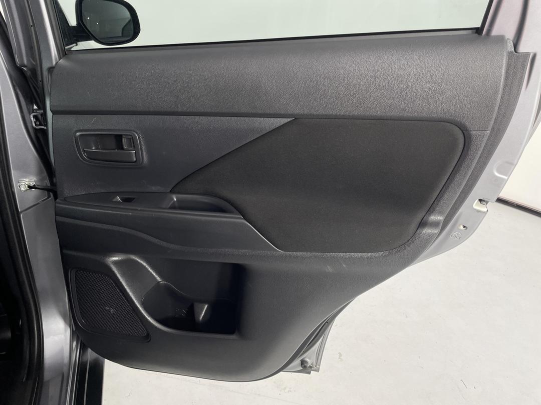 Photo '19' of Mitsubishi Outlander