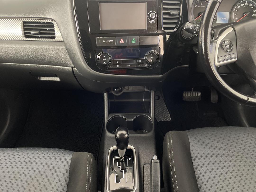 Photo '18' of Mitsubishi Outlander