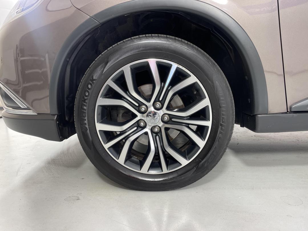 Photo '10' of Mitsubishi Outlander