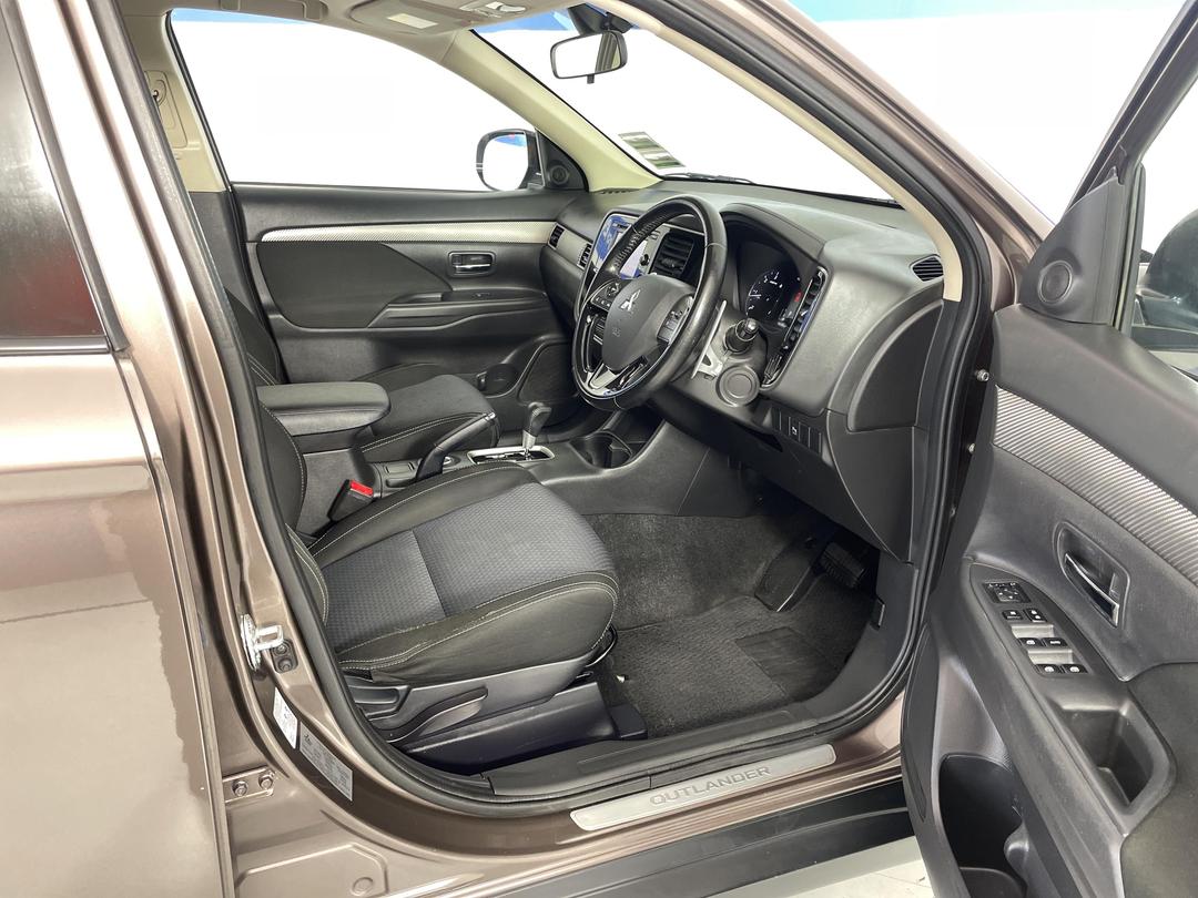 Photo '16' of Mitsubishi Outlander