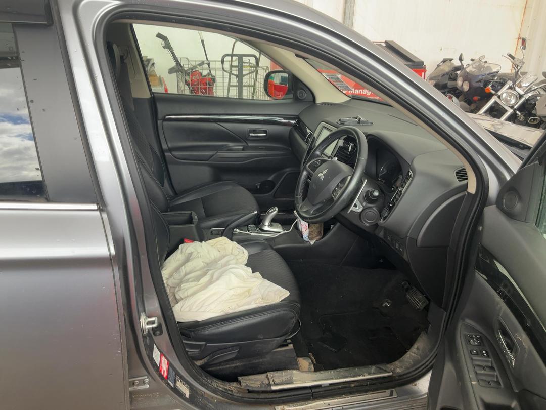 Photo '8' of Mitsubishi Outlander Phev