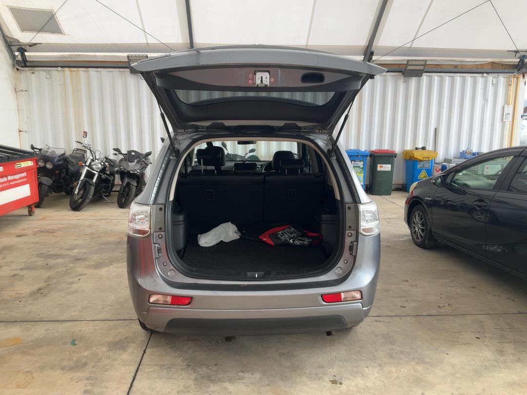 Photo '10' of Mitsubishi Outlander Phev