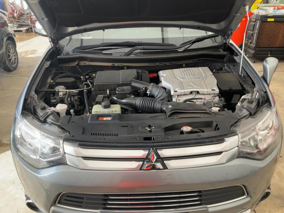 Photo '16' of Mitsubishi Outlander Phev