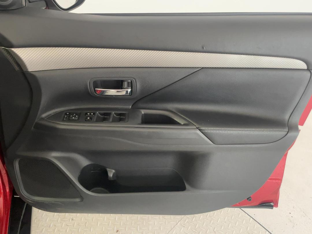 Photo '15' of Mitsubishi Outlander