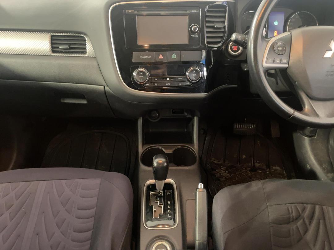Photo '18' of Mitsubishi Outlander