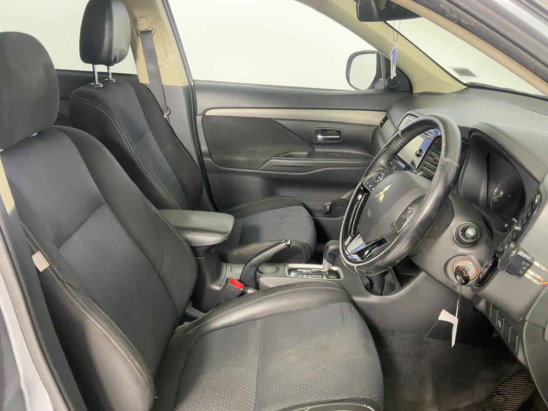 Photo '16' of Mitsubishi Outlander