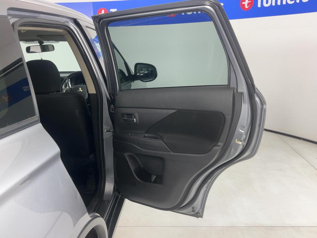 Photo '19' of Mitsubishi Outlander