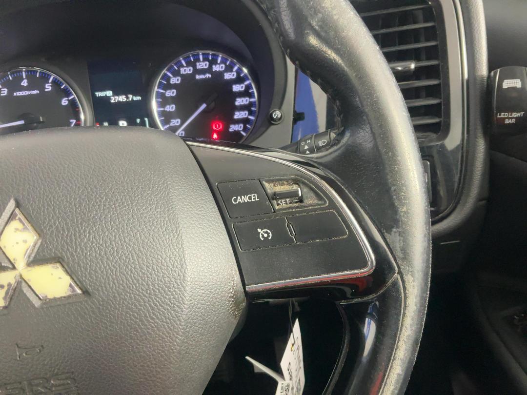 Photo '27' of Mitsubishi Outlander