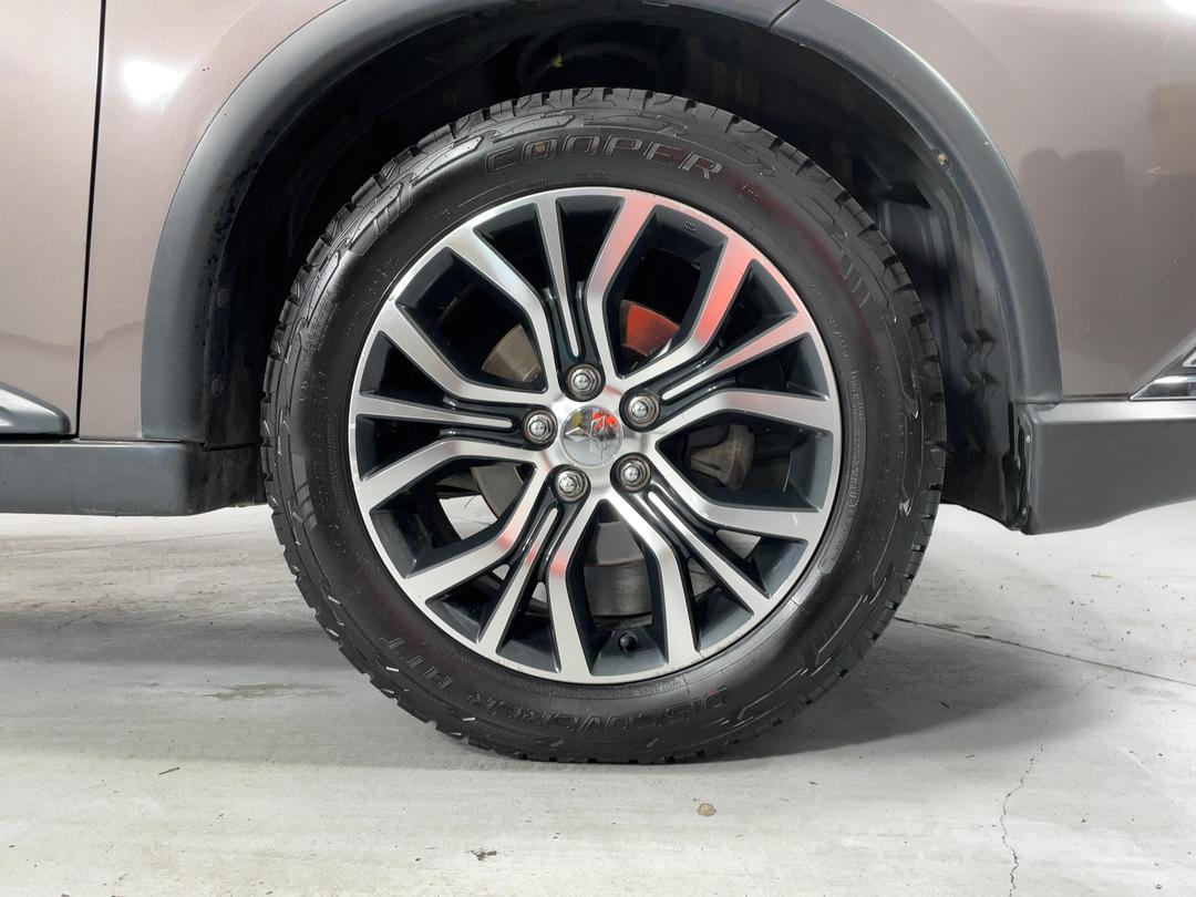 Photo '9' of Mitsubishi Outlander