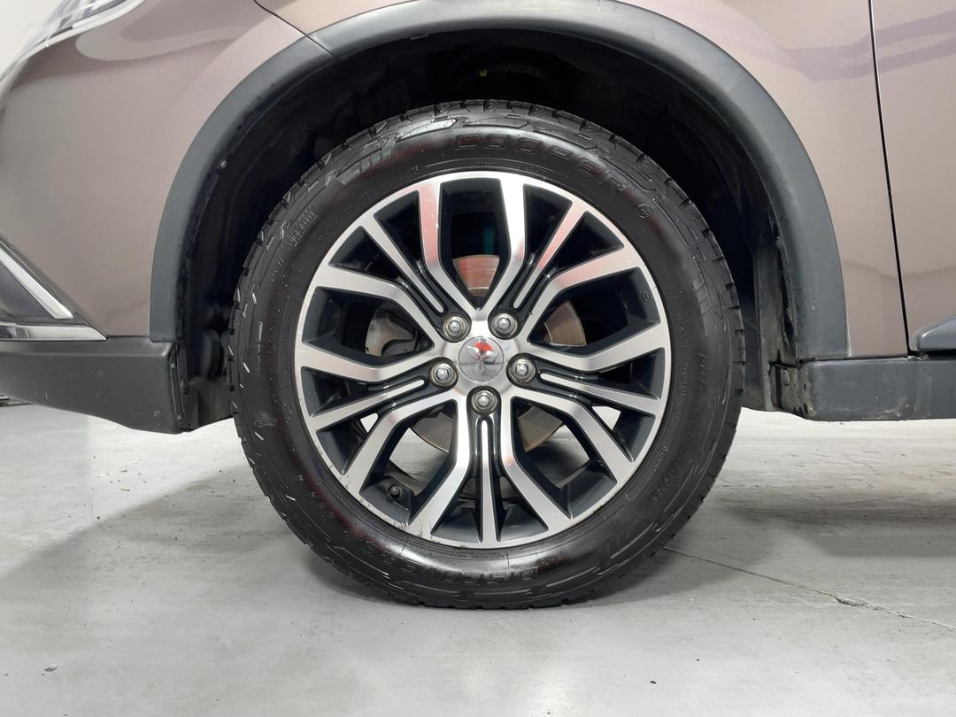 Photo '10' of Mitsubishi Outlander